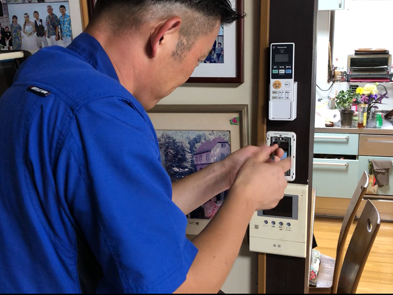 電球を取り換える作業