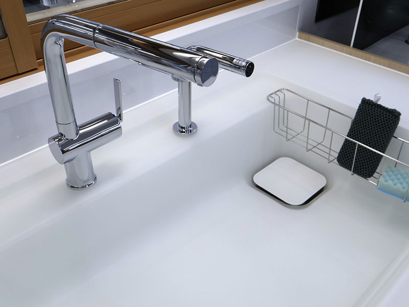 シンクの点検をするスタッフ