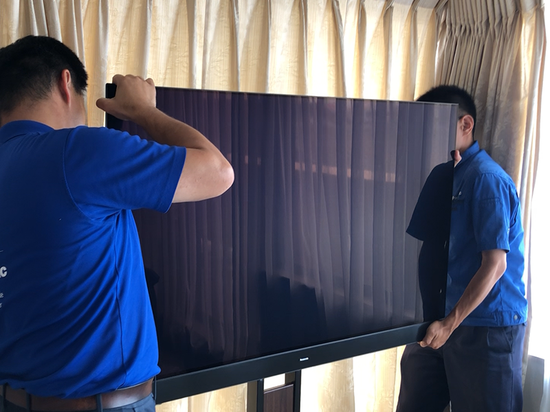 洗濯機の修理点検をするスタッフ